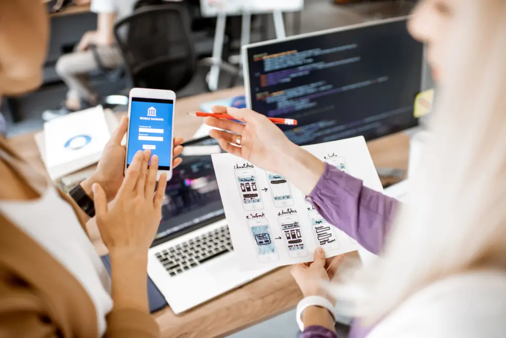 Équipe développant une application web professionnelle à Marrakech, exemple de création site web Marrakech adaptée aux besoins métiers